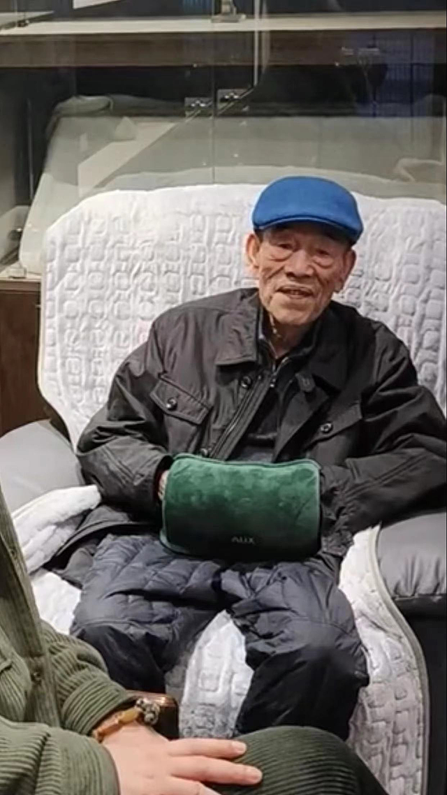 90岁杨少华与儿孙聚会，身形消瘦仍爱吃肉抽烟，一家六口如复制 - 2