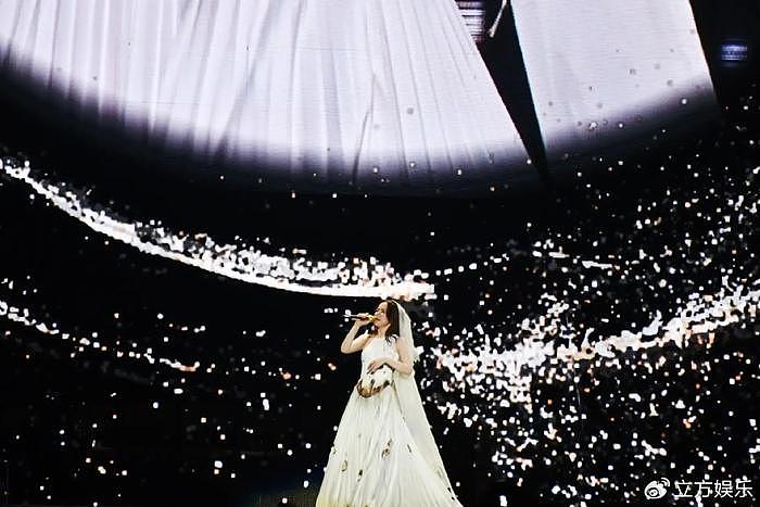 邓紫棋穿白色婚纱宛如公主 站在舞台上闪闪发光 - 5