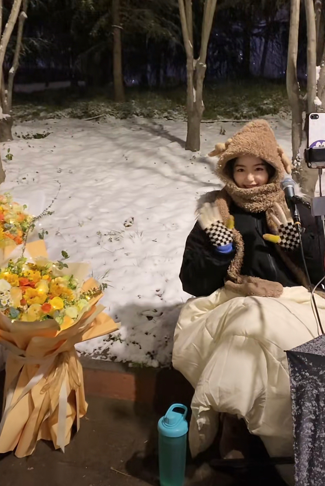女主播下雪时直播一夜，坐雪地里唱歌太拼，手机被冻到无法充电 - 3
