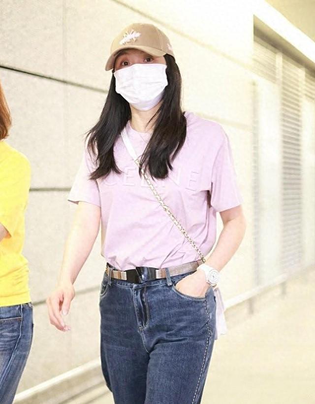 王艳一身低打扮走机场，T恤+牛仔裤+棒球帽，晴格格纯素颜太美 - 1