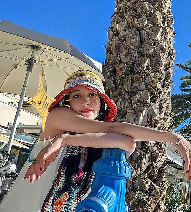 迪丽热巴比耶自拍精致可爱 戴编织帽度假风拉满 - 6