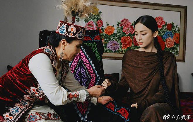 古力娜扎回家乡新疆拍大片 穿民族服装美若神明少女 - 8
