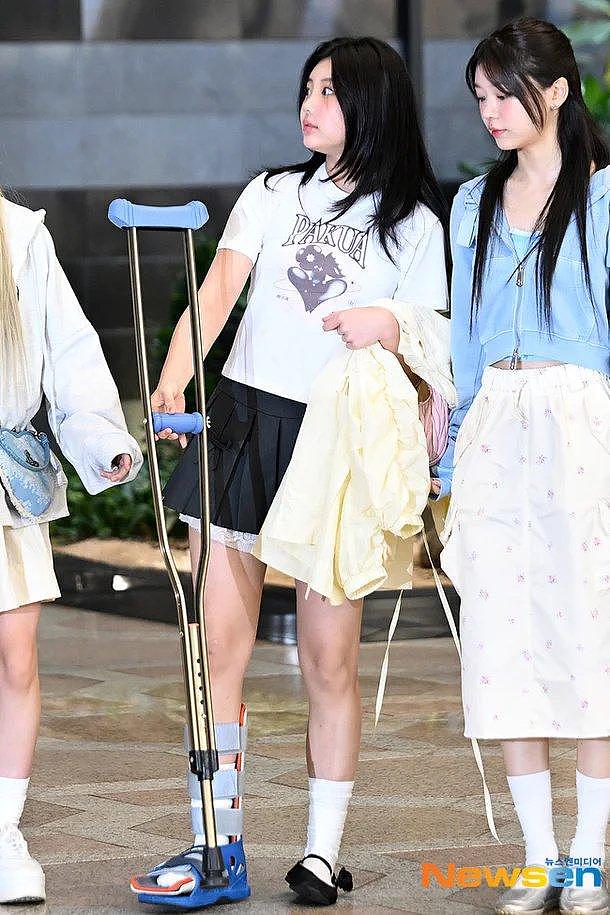 韩国女星，拄拐进行海外行程，网友：无人照顾，拐杖使用方法不对 - 3