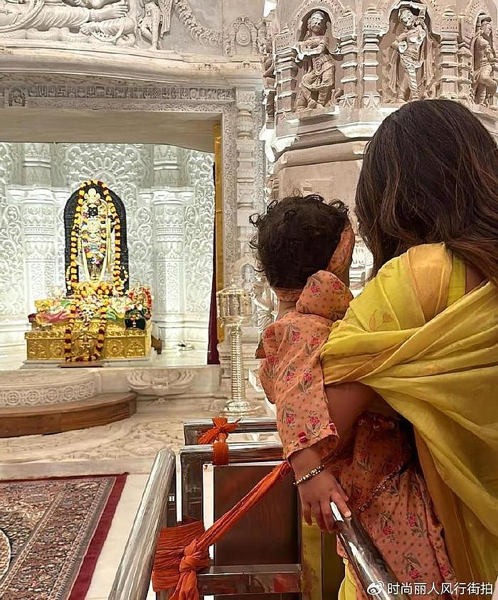 印度国宝级巨星携家人回祖国！2岁女儿穿粉色好甜，光脚参观寺庙 - 9