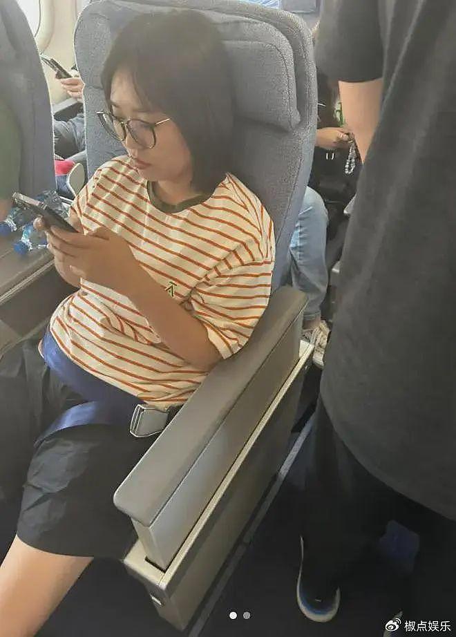 李雪琴飞机上被偶遇，胳膊腿好细真人太瘦，网友：90斤都没她腿细 - 2