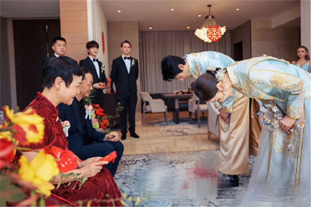 魏晨于玮婚礼现场图，穿中式礼服向长辈敬酒鞠躬，场面高甜 - 4