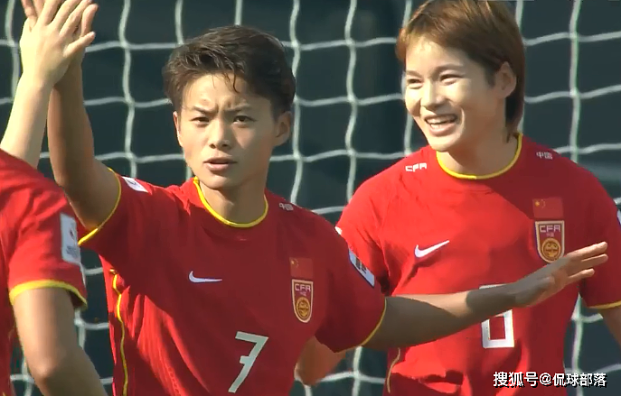 开场9分钟，2-0！中国女足爆发，王霜开心击掌庆祝，00后国脚造点 - 4
