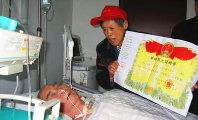 1998年,北京女子在养父遗物中发现血书,意外揭开我军特工消失之谜