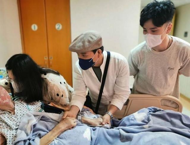 主持人陈凯伦母亲去世，跪在病床前痛哭不止，本人还确诊扁桃腺癌 - 6
