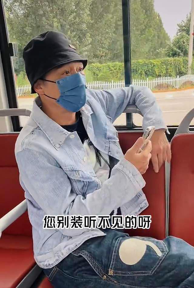 60岁港星吴镇宇内地搭公交，坐老弱病残位被指责，穿衣打扮太朴素 - 6