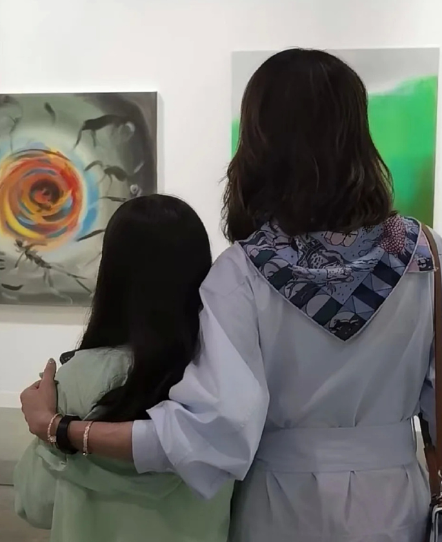 黎姿带女儿们看艺术展览 母女互搂背影合照很有爱 - 6