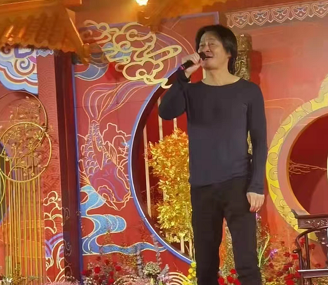 55岁景岗山参加寿宴商演，舞台上唱歌头发显眼，樊少皇也在场 - 1