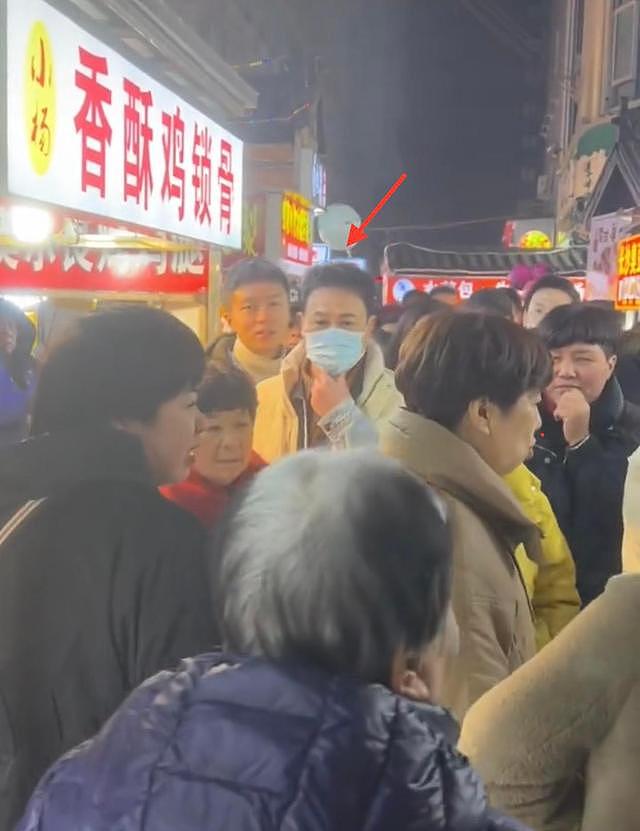 张颂文低调逛夜市，穿平价马甲太朴素，亲切与路人打招呼无架子 - 5