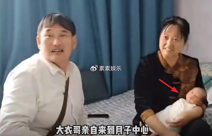 朱雪梅喜当姑姑，给陈萌拿大红包，腿上有伤疑似患肥胖症 - 1