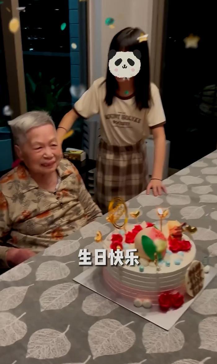 王祖蓝李亚男亲自下厨给95岁奶奶庆生 四代同堂大家庭开心相聚 - 9