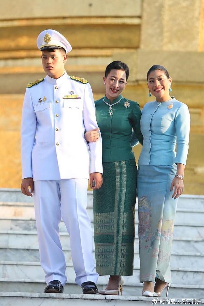 泰国神兽公主举办时装秀！穿迷你裙暴露腱子肉，缩着脖子走路好丑 - 2