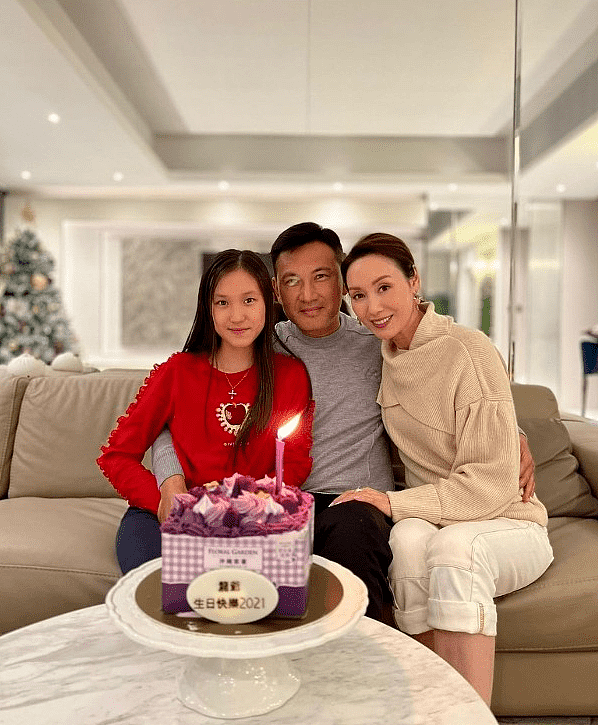 幸福！林文龙54岁生日，郭可盈与女儿一左一右送吻！ - 2