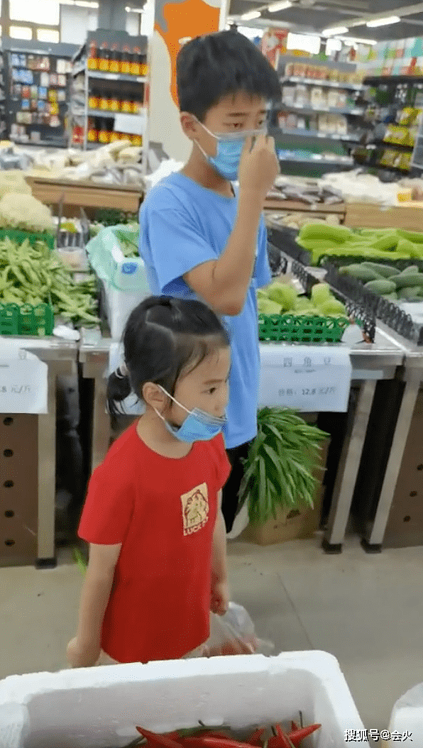 奥运冠军王楠一家逛菜市场！富豪老公挑菜好朴素，子女穿拖鞋拎菜 - 3