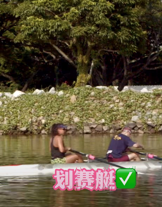 70岁王石与外国女生划赛艇，被对方称赞很强壮，露出笑容显开心 - 5