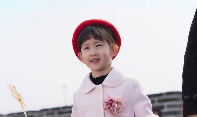黄磊带小女儿拍MV，8岁多妹颜值出众，孙莉全程场外指导超有耐心 - 5
