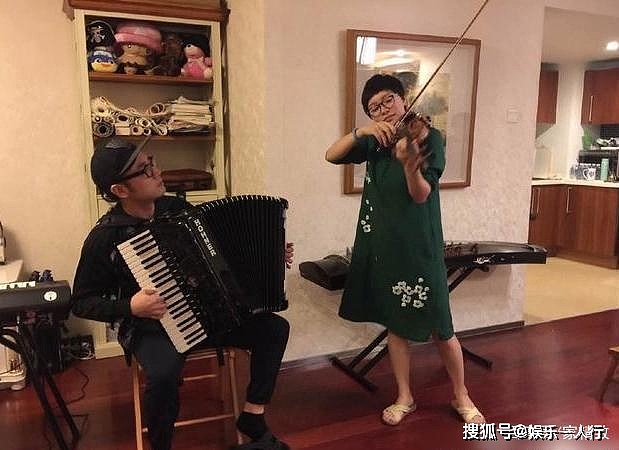 看看王铮亮生活中的家，在家和女儿弹钢琴萌化网友，家装古典大气 - 5