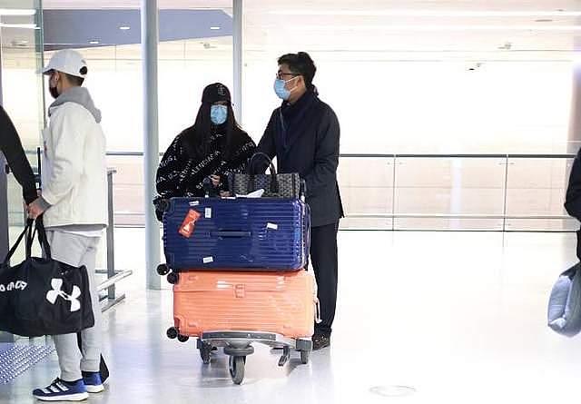 王岳伦父女现身机场，12岁王诗龄背两万元包包，穿潮牌贵气十足 - 9