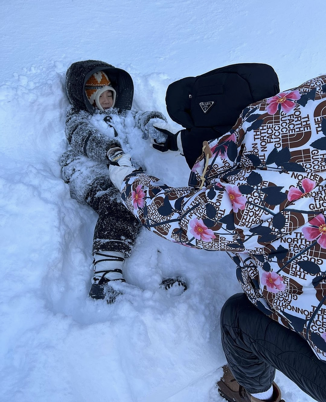 陈冠希一家三口雪乡度假，女儿在雪地里打滚，亲子互动幸福温馨 - 2