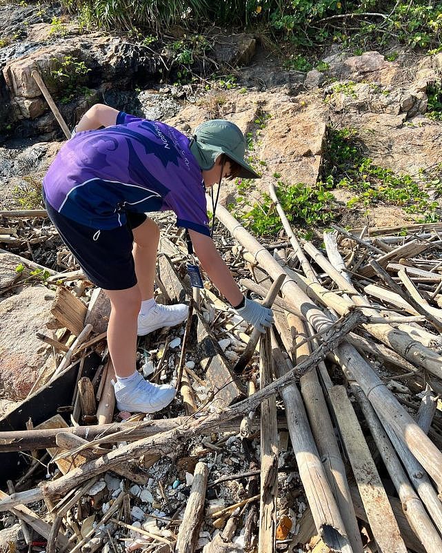前TVB男艺人黄浩然携妻儿去沙滩捡垃圾 一家四口为保护环境做公益 - 7
