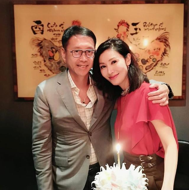 54岁李嘉欣逛街被偶遇，穿3年前旧衬衫气质惊艳，和25岁时没变化 - 6