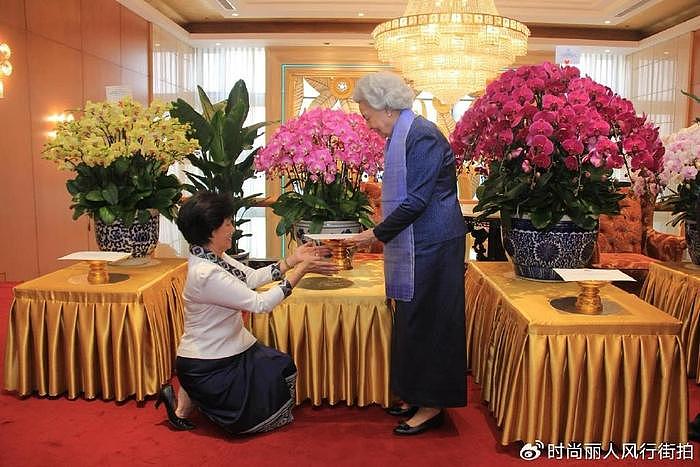 87岁柬埔寨太后在北京过妇女节！国王亲自陪同吃饭，吃得很丰盛 - 3