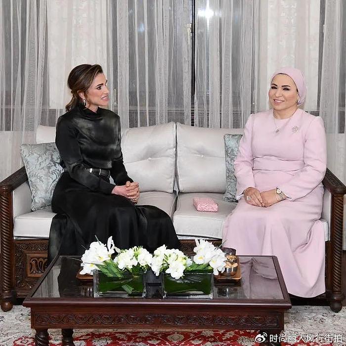 约旦王后欢迎埃及总统夫妇！埃及夫人穿粉裙很嫩，王后墨绿裙惊艳 - 6
