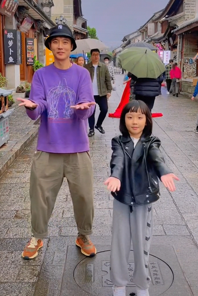 张丹峰晒与女儿跳舞视频，7岁彤彤乖巧可爱，被曝拍摄人是洪欣 - 2