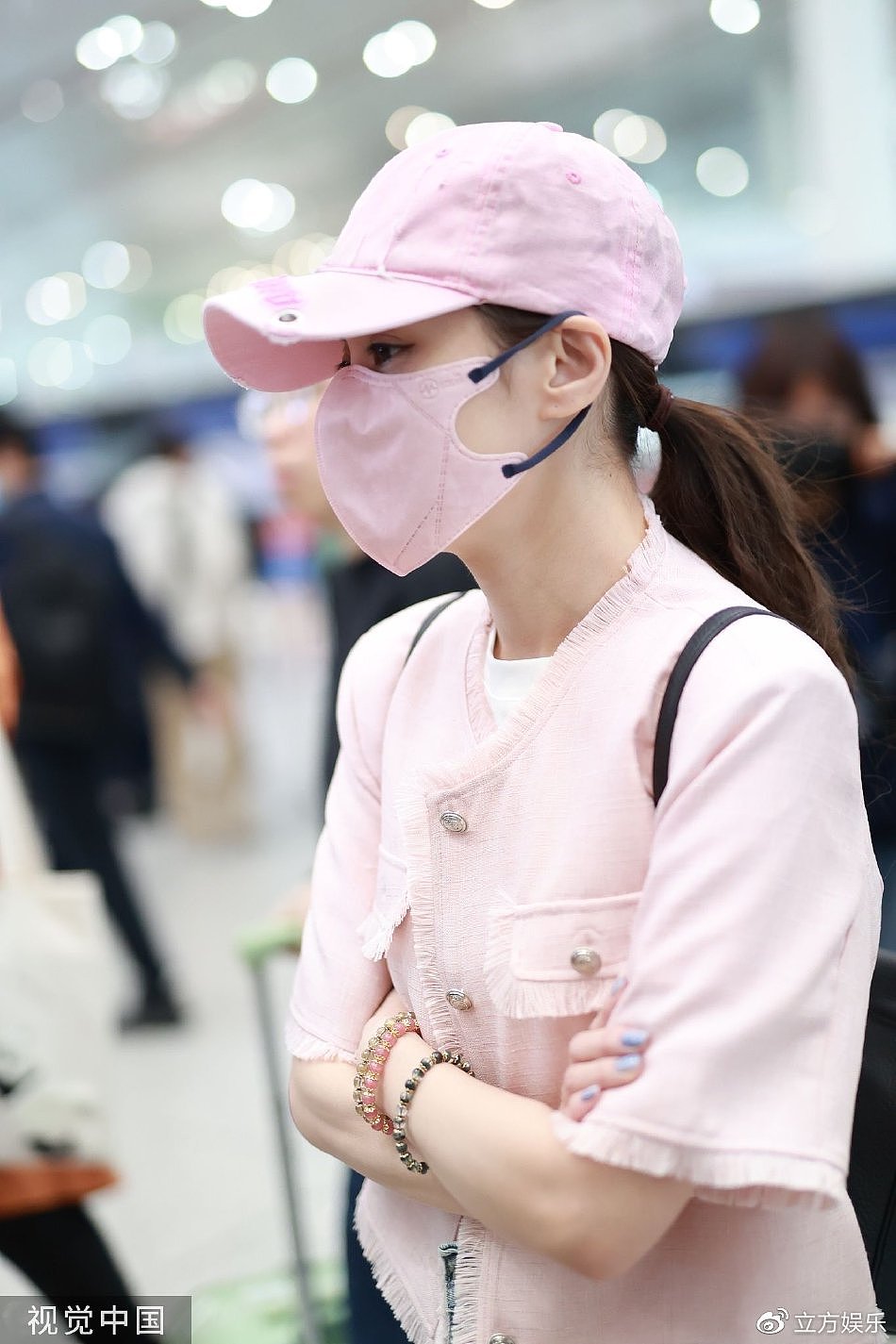 钟欣潼穿粉色外套现身机场 戴同色系帽子口罩少女心满满 - 5