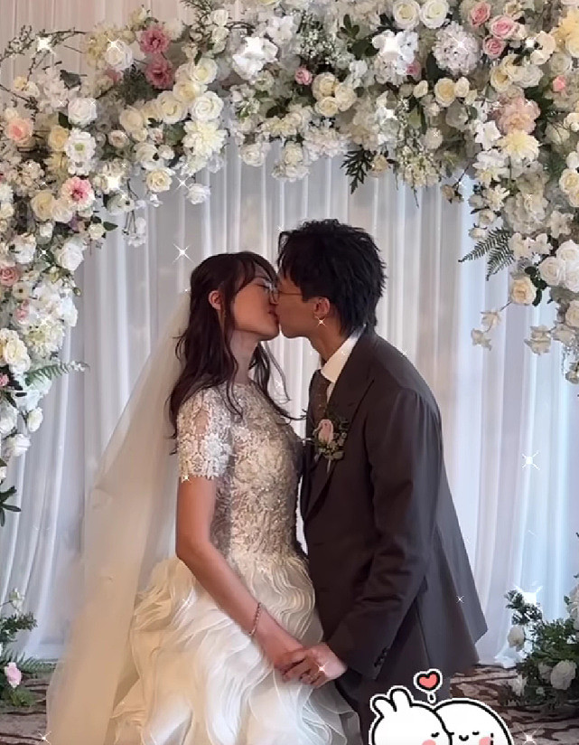 TVB男艺人吴业坤举办婚礼迎娶日本女友 一对新人甜蜜嘴对嘴亲吻 - 5
