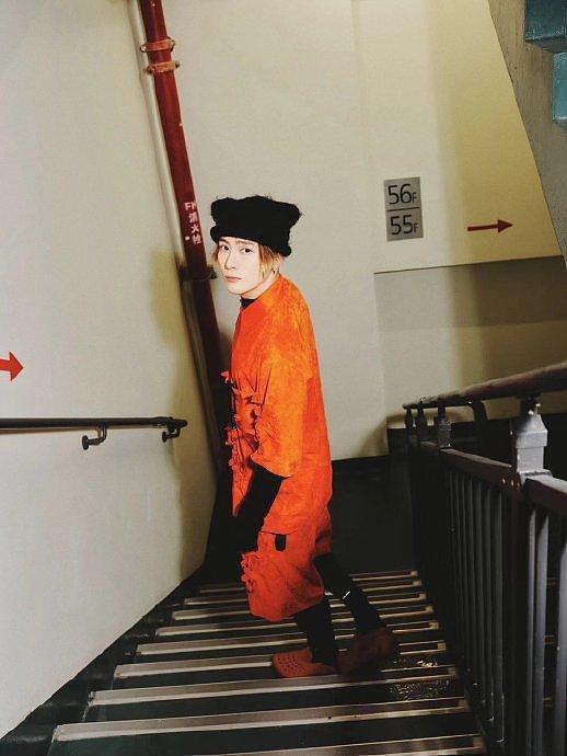 将出席上海时装秀，最新造型图中，他身着橙色套装吸睛又亮眼… - 11
