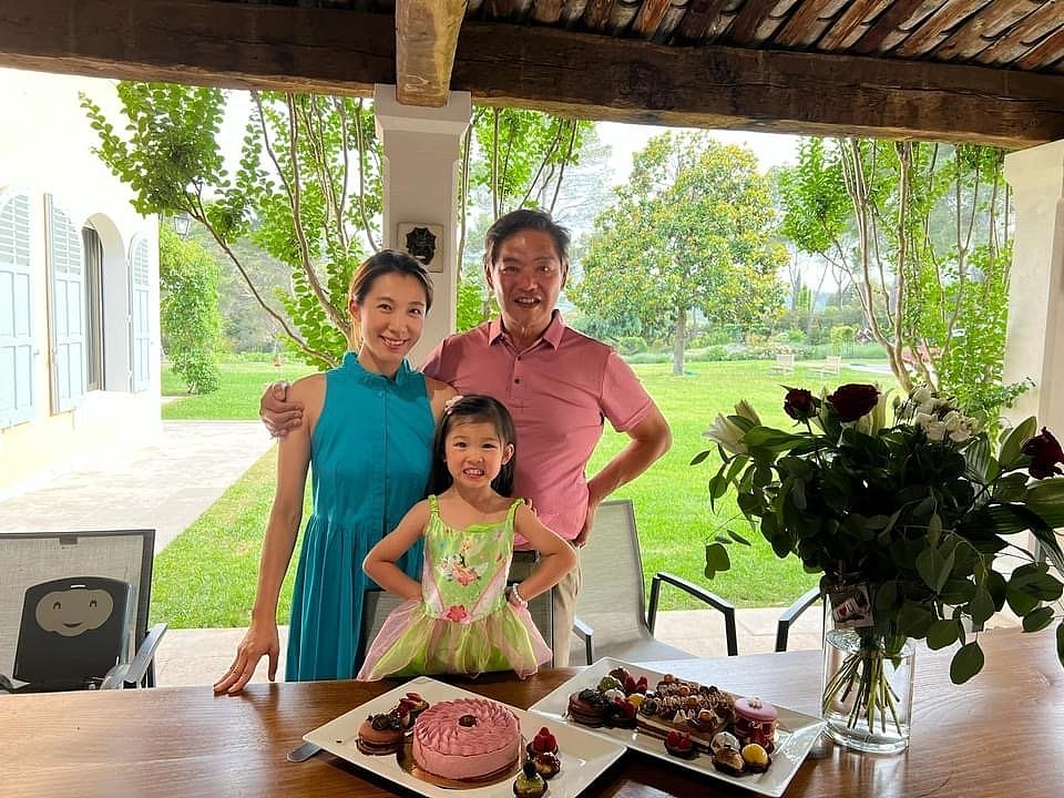 港姐李美慧为4岁女儿庆生，与61岁丈夫在蛋糕旁合照，像三代同堂 - 2