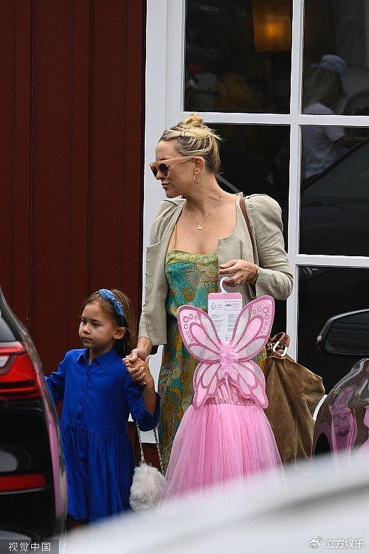 凯特·哈德森带女儿逛街 为女儿购买芭比粉仙女裙 - 4