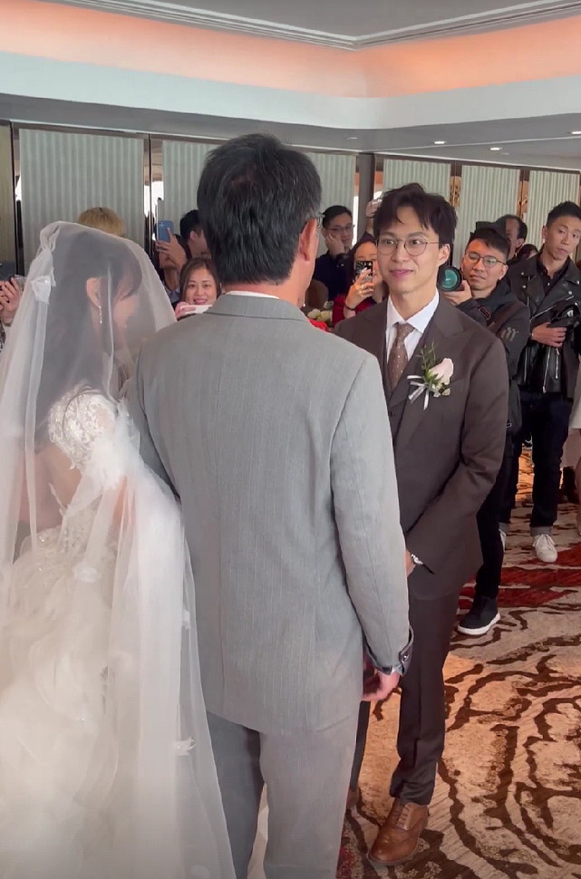 TVB男艺人吴业坤举办婚礼迎娶日本女友 一对新人甜蜜嘴对嘴亲吻 - 7