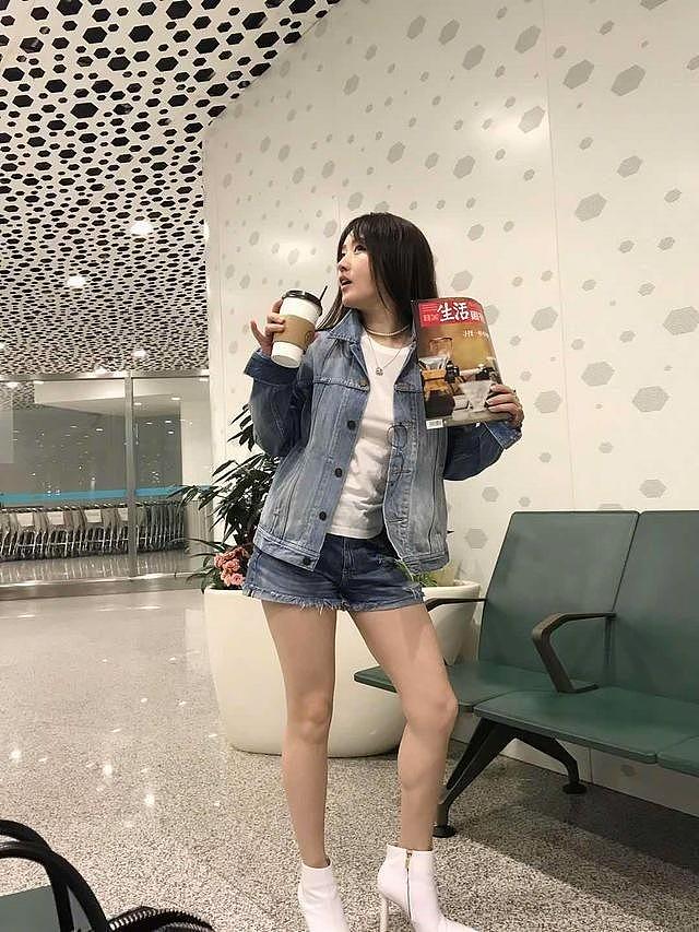 52岁杨钰莹带火了一种新穿法：牛仔外套+短裤+小白靴，洋气又减龄 - 4