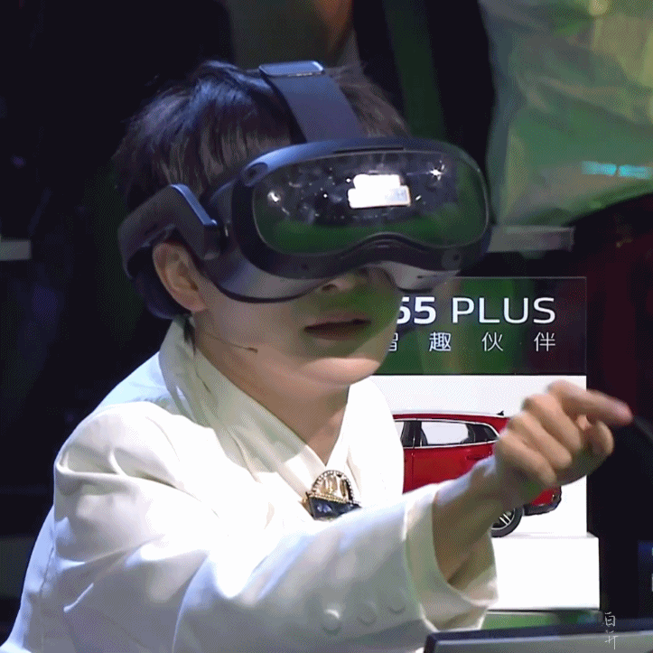 周深戴VR眼镜太可爱了，小心翼翼的探索，手指头“指指点点”…… - 1