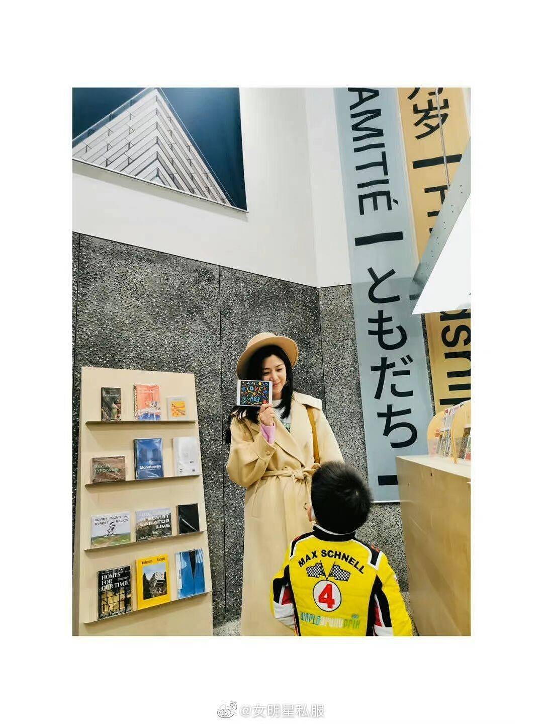 陈妍希带4岁儿子逛书店，小星星穿赛车服好可爱，身高已到妈妈腰部 - 7