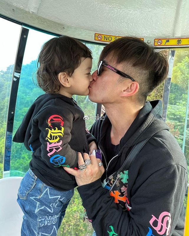 陈山聪放假带家人出去主题乐园游玩 与儿子穿亲子装嘴对嘴亲吻 - 8