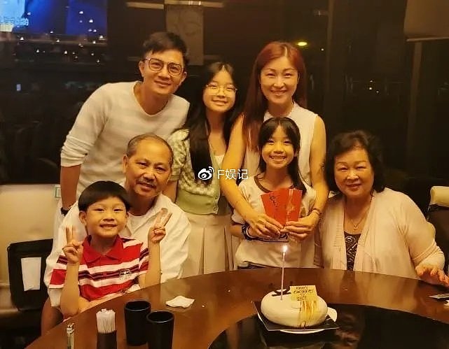胡诺言陈琪与家人一起吃饭提前庆祝母亲节 三代同堂同框合影很温馨 - 5