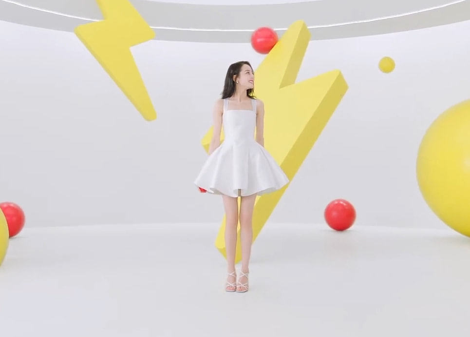 迪丽热巴卖萌卖出新高度，穿白裙拍宣传片，点赞数超过135万 - 2