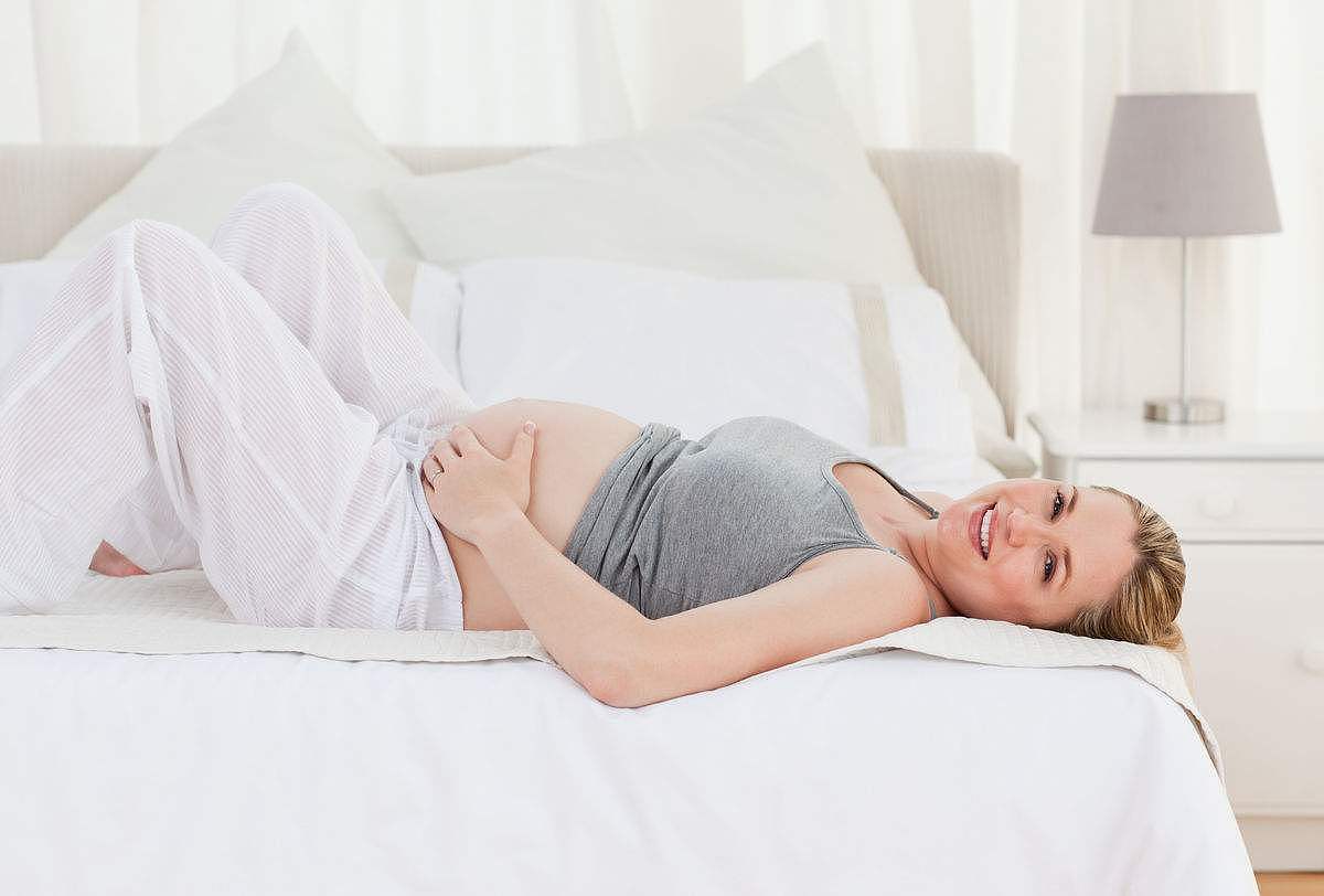 孕中期后孕妈就别用这两种睡姿，舒服却伤胎，别到孕晚期才去注意 - 4