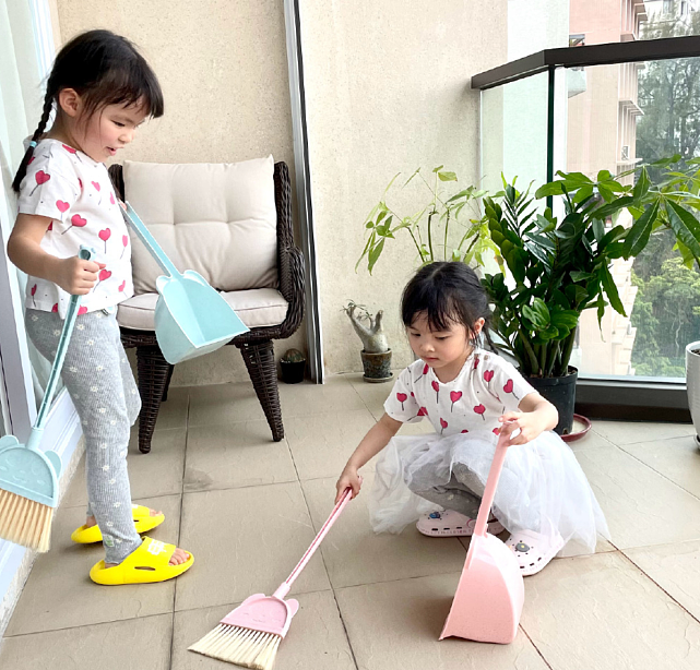 熊黛林让双胞胎女儿在家抗疫不无聊：打扫卫生和做手工！ - 8