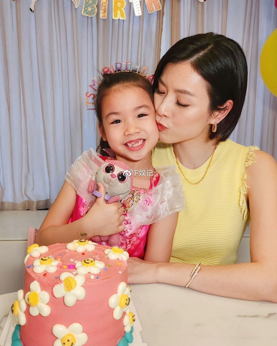 陈豪一家为女儿庆祝7岁生日 陈茵媺亲吻小寿星脸颊很甜蜜 - 3