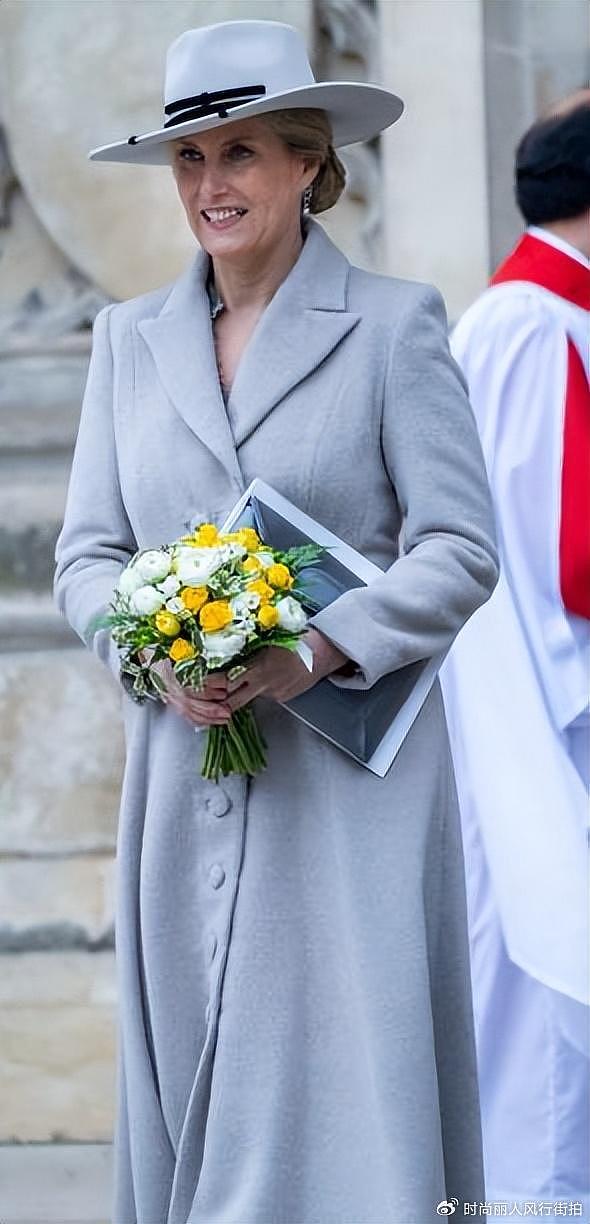 被英女王小儿媳美到了！穿2万7的米色大衣惊艳亮相，不输卡米拉 - 6