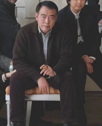 李少红晒名导合照，冯小刚蹲坐在边角，69岁陈凯歌在里头最帅气 - 5