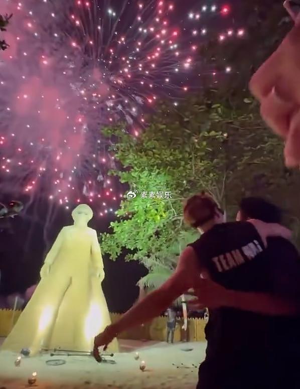 王嘉尔庆祝30岁：普吉岛举办生日派对，和父母好友跳舞放烟花 - 8